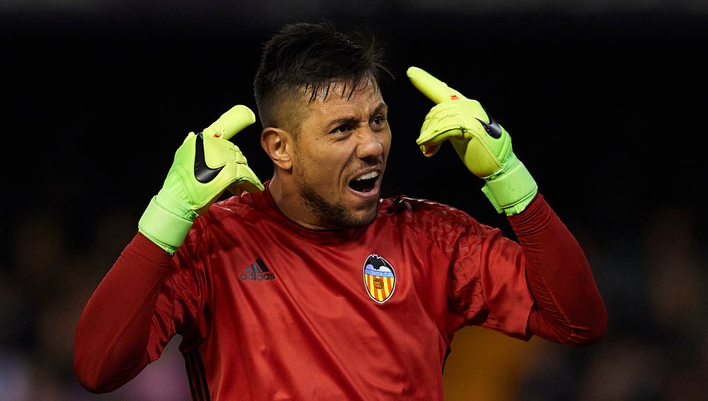 Diego Alves protesta una acción en un partido del Valencia