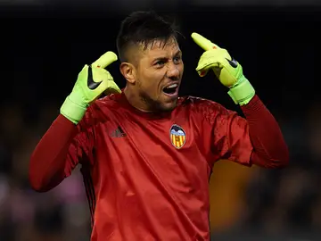 Diego Alves protesta una acción en un partido del Valencia Diego Alves protesta una acción en un partido del Valencia