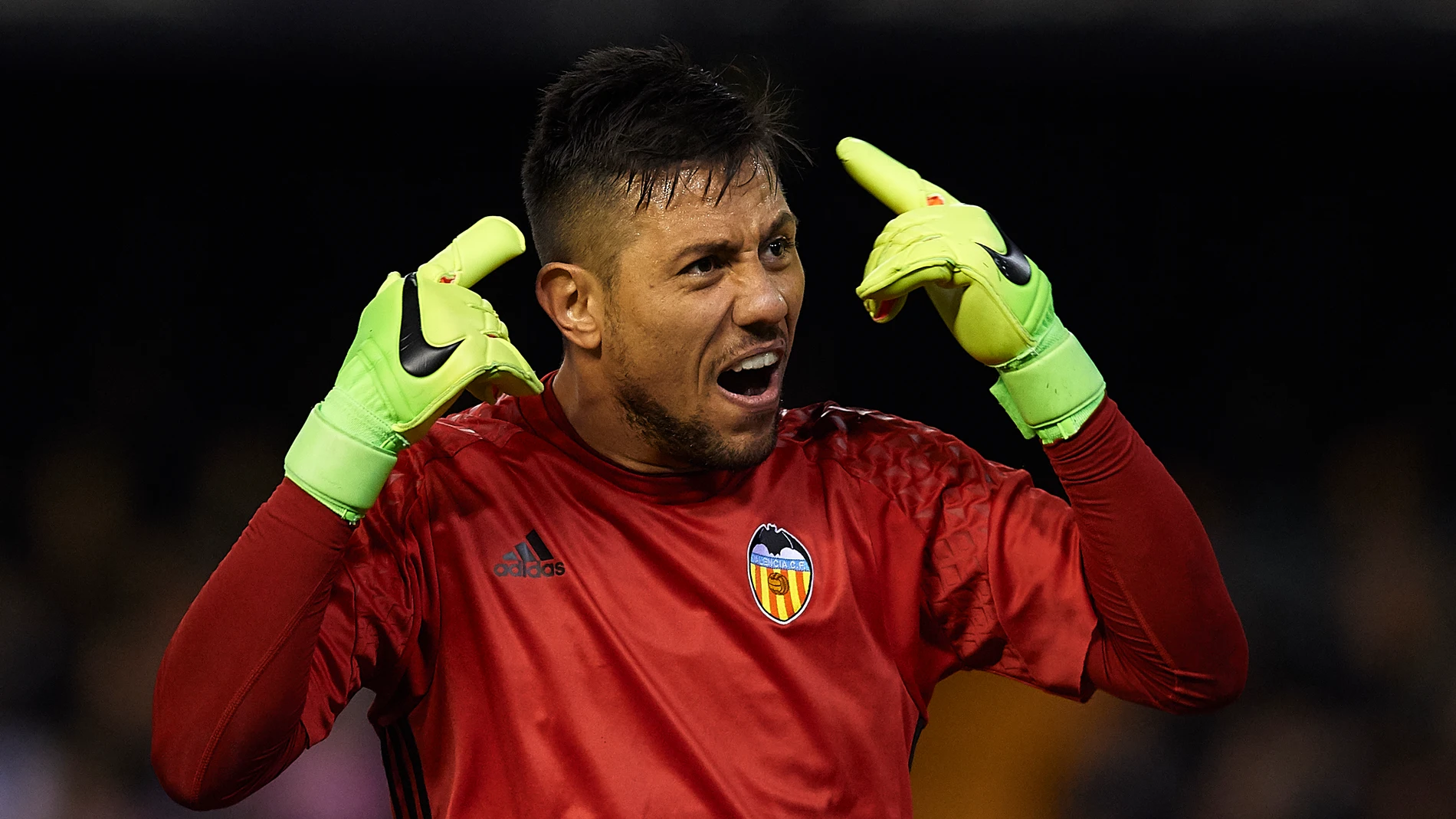 Diego Alves protesta una acción en un partido del Valencia Diego Alves protesta una acción en un partido del Valencia