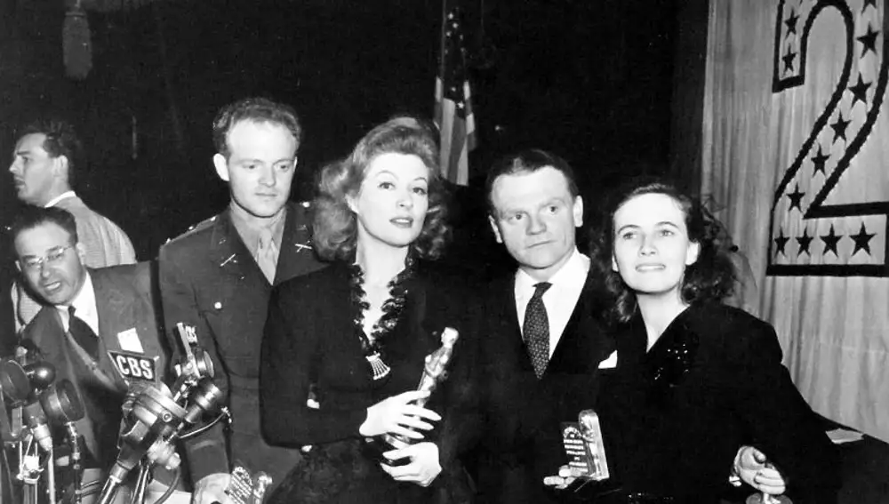 Greer Garson, tan contenta con su Oscar Greer Garson, tan contenta con su Oscar