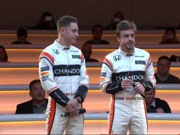 Alonso y Vandoorne, con los nuevos monos de McLaren-Honda