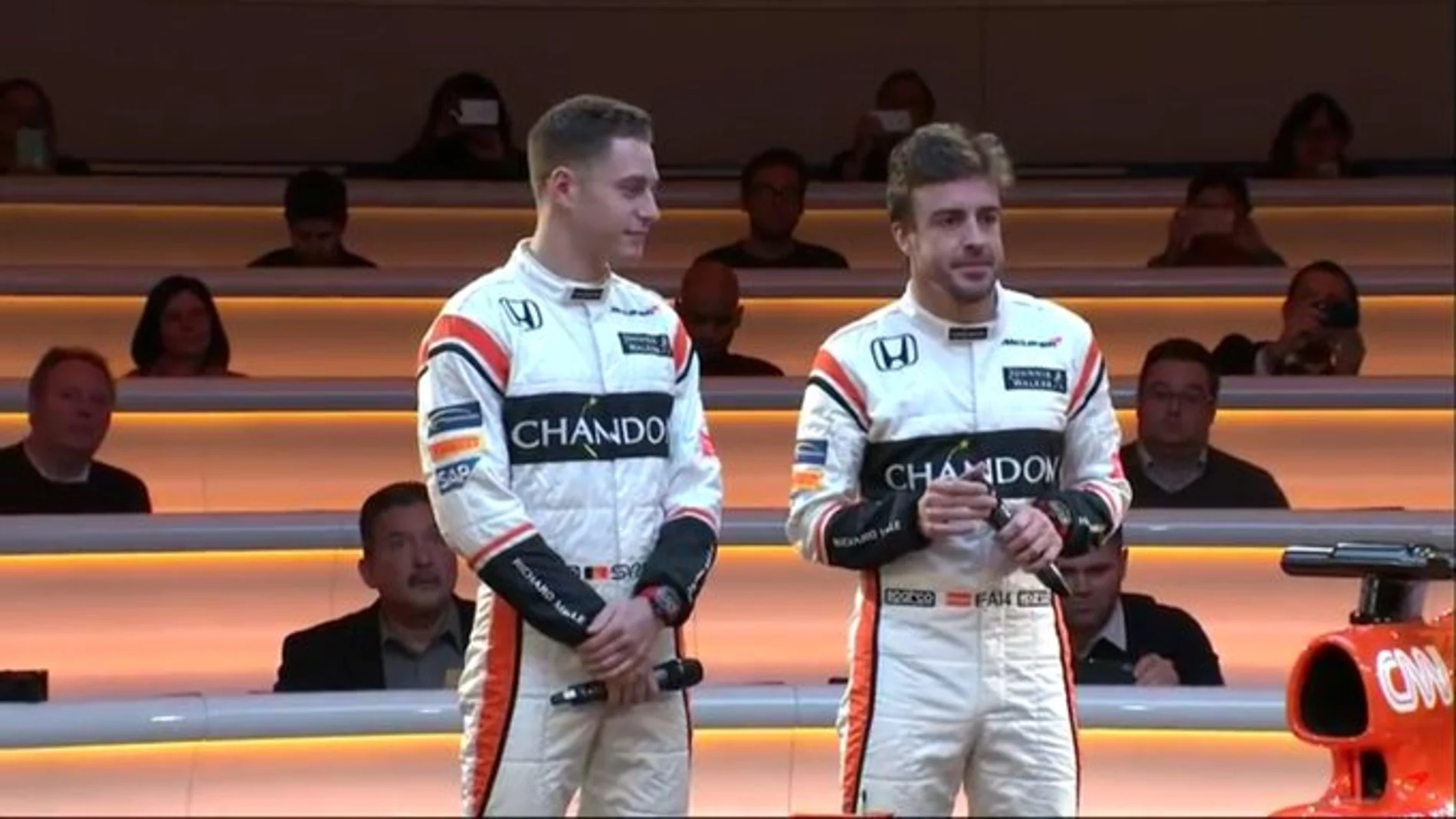 Alonso y Vandoorne, con los nuevos monos de McLaren-Honda