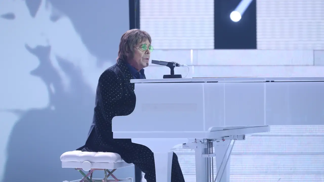 Juan Muñoz rinde homenaje a las mujeres de su vida como John Lennon con ‘Woman'