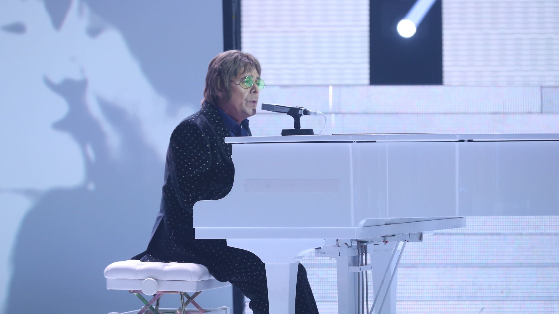 Juan Mu&ntilde;oz rinde homenaje a las mujeres de su vida como John Lennon con &lsquo;Woman'