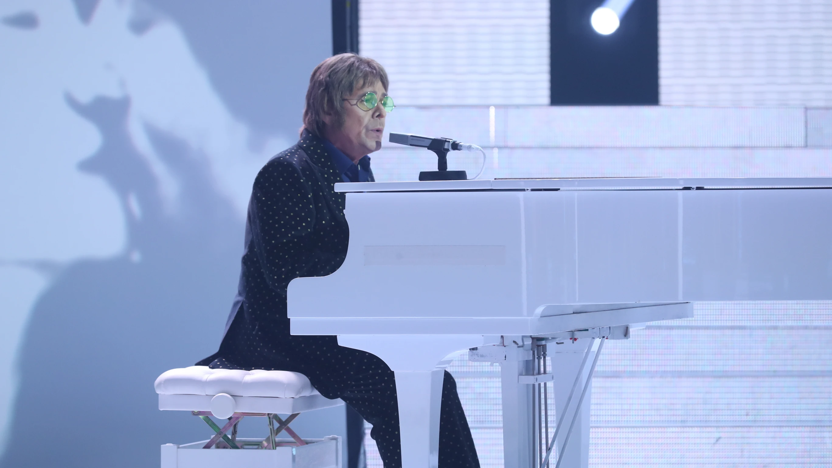 Juan Muñoz rinde homenaje a las mujeres de su vida como John Lennon con ‘Woman' Juan Muñoz rinde homenaje a las mujeres de su vida como John Lennon con ‘Woman'