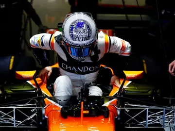 Fernando Alonso se baja del monoplaza en Montmeló Fernando Alonso se baja del monoplaza en Montmeló