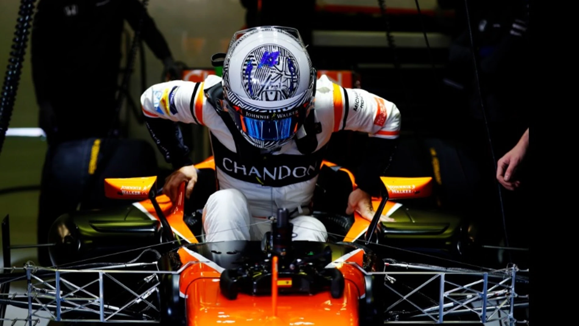 Fernando Alonso se baja del monoplaza en Montmeló