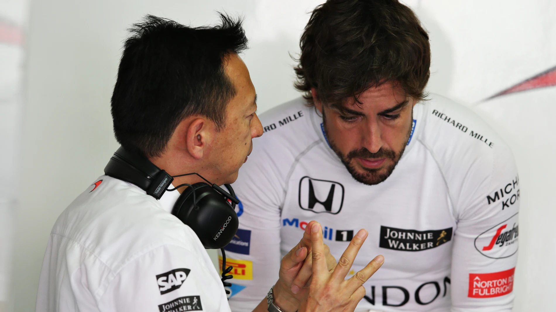 Yusuke Hasegawa conversa con Fernando Alonso en Hockenheim