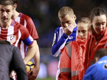 Jugadores del Atlético y el Deportivo muestran su preocupación tras la caída de Torres