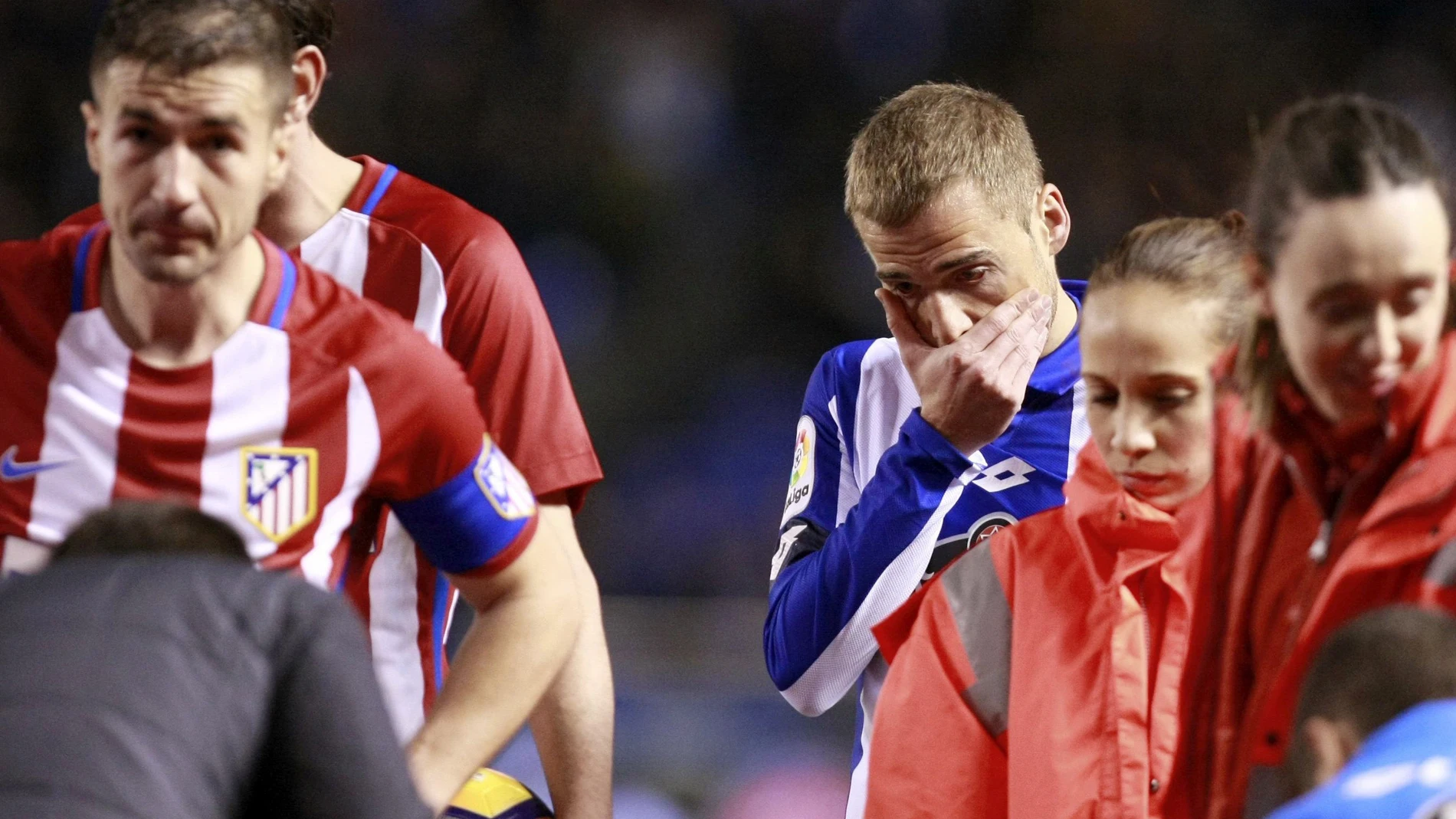 Jugadores del Atlético y el Deportivo muestran su preocupación tras la caída de Torres Jugadores del Atlético y el Deportivo muestran su preocupación tras la caída de Torres
