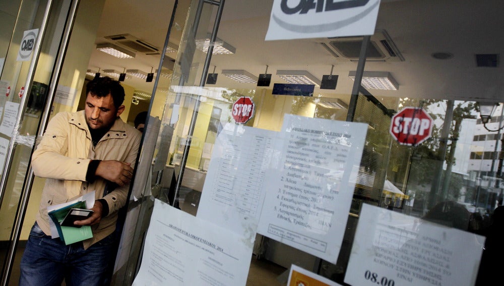 Un ciudadano sale de una oficina de empleo en Atenas (Grecia)