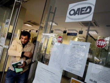 Un ciudadano sale de una oficina de empleo en Atenas (Grecia)