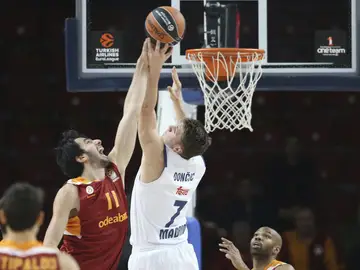 Doncic peleando un rebote Doncic peleando un rebote