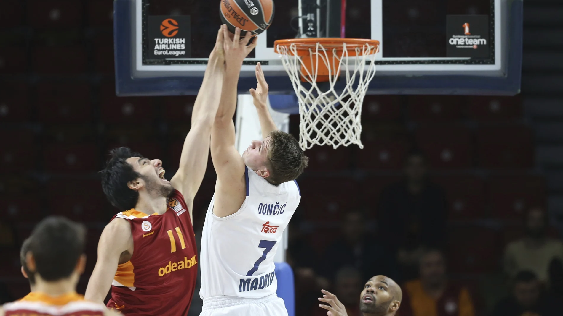 Doncic peleando un rebote Doncic peleando un rebote