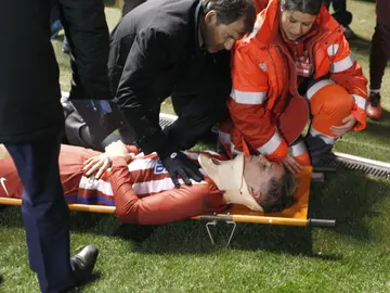 Fernando Torres, en el momento de ser evacuado de Riazor Fernando Torres, en el momento de ser evacuado de Riazor