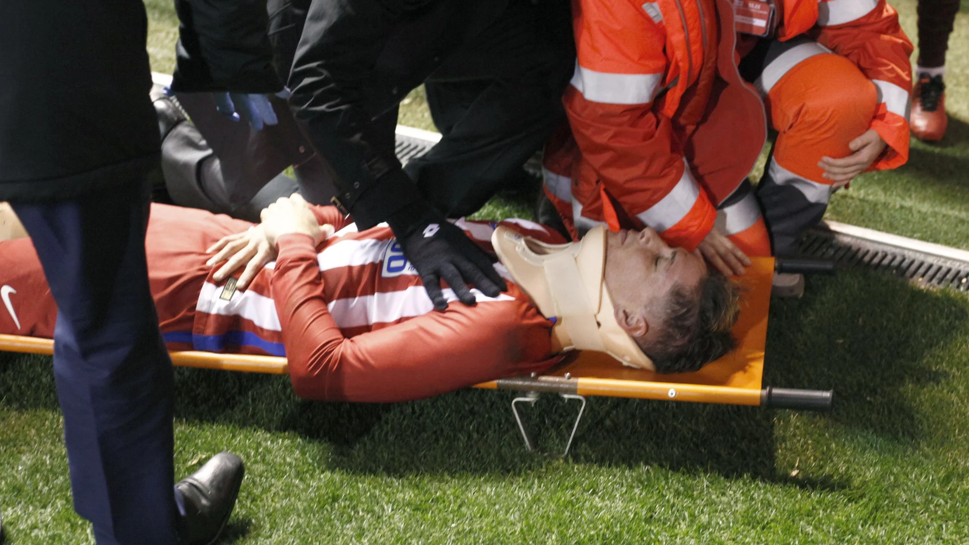 Fernando Torres, en el momento de ser evacuado de Riazor Fernando Torres, en el momento de ser evacuado de Riazor