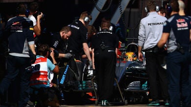 Un problema eléctrico del Mercedes impide a Hamilton rodar hasta la próxima semana