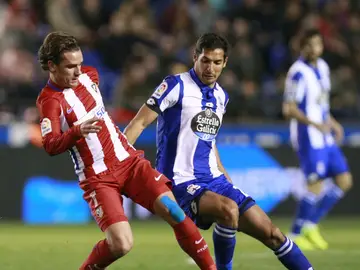Griezmann peleando por un balón Griezmann peleando por un balón