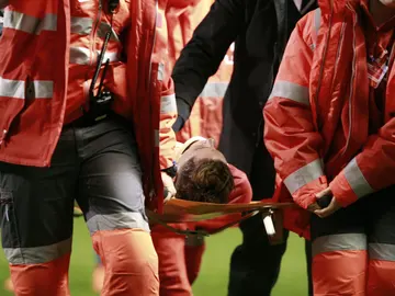 Torres es evacuado de Riazor por los servicios médicos Torres es evacuado de Riazor por los servicios médicos