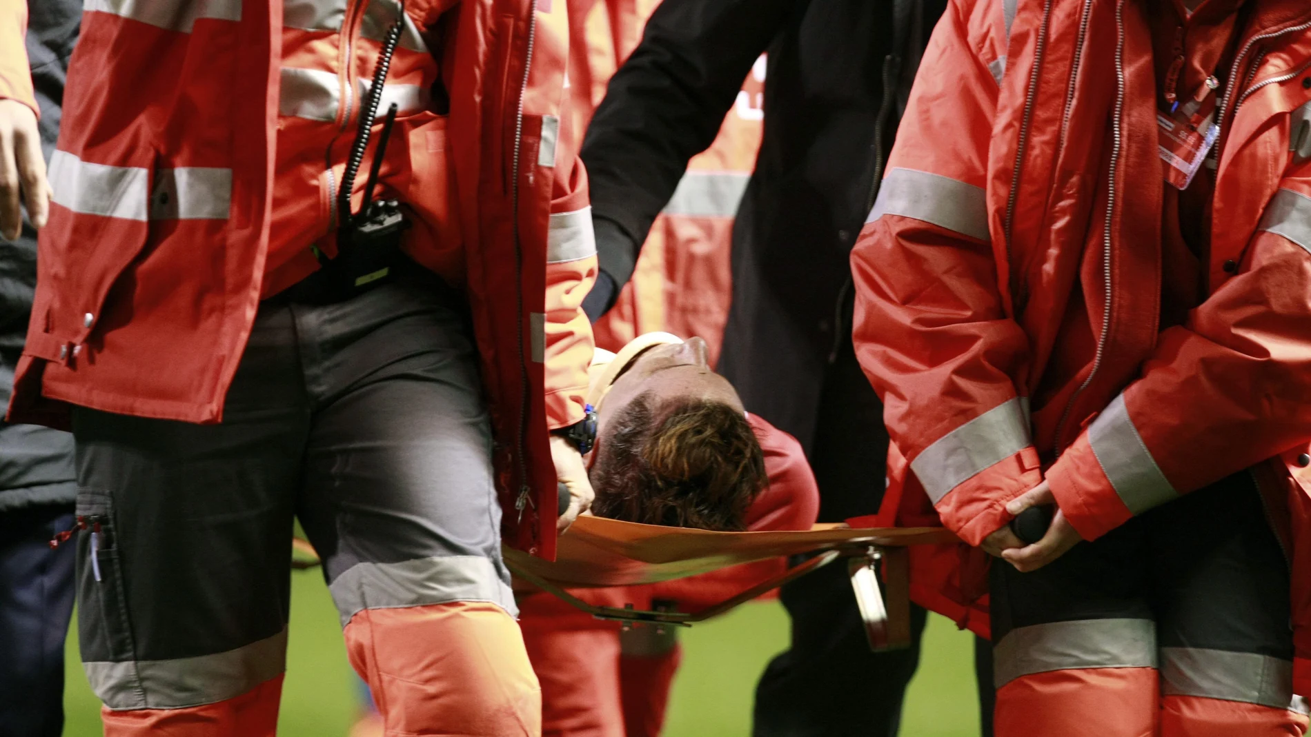Torres es evacuado de Riazor por los servicios médicos Torres es evacuado de Riazor por los servicios médicos