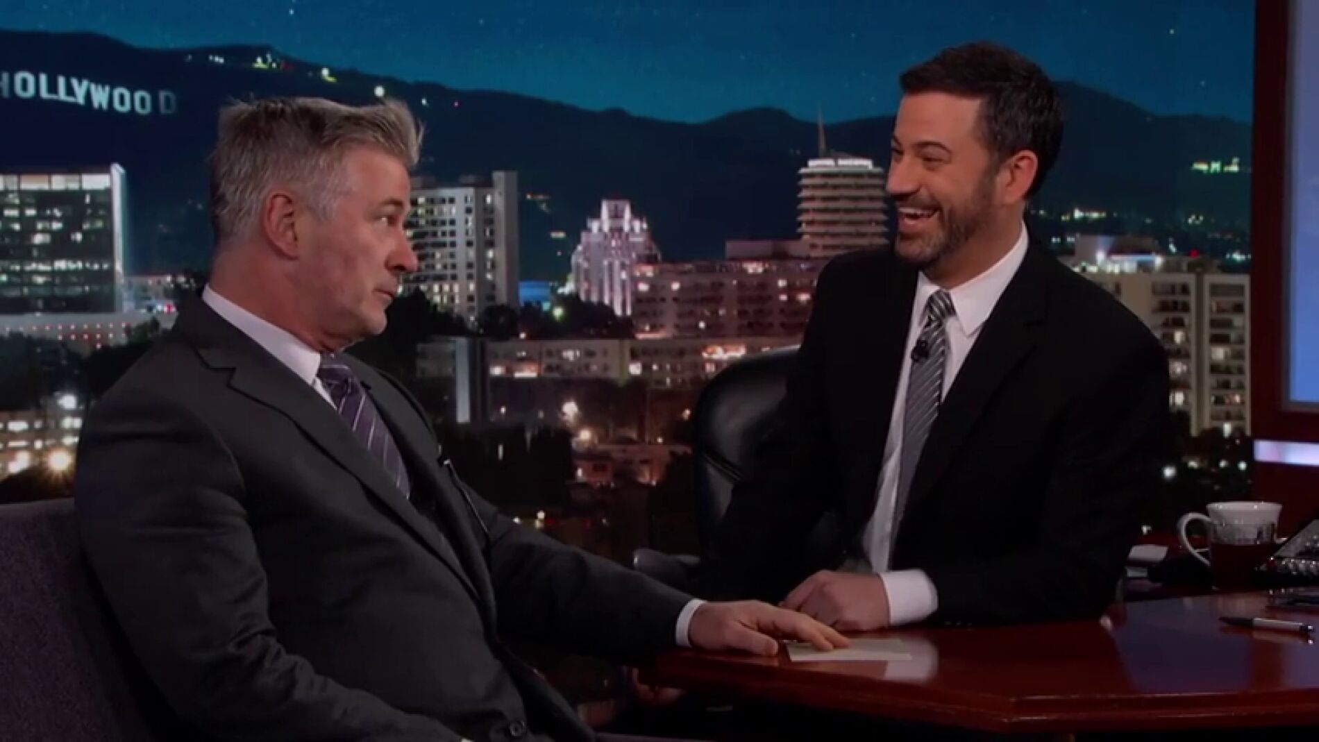 Frame 17.418154 de: Alec Baldwin se propone para hacer de Donald Trump en la cena de los corresponsales de la Casa Blanca