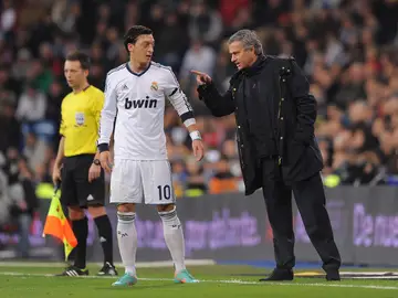 Özil y Mourinho durante un partido con el Real Madrid Özil y Mourinho durante un partido con el Real Madrid