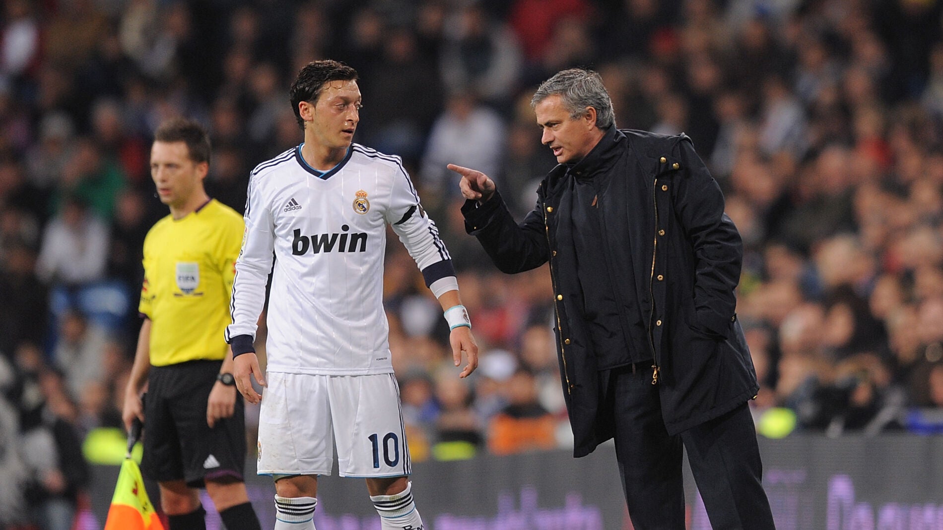 &Ouml;zil y Mourinho durante un partido con el Real Madrid