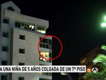Momento del rescate de la pequeña Momento del rescate de la pequeña