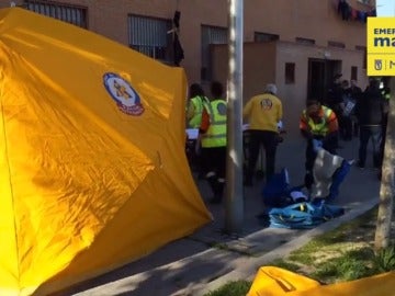 Frame 6.835469 de: Una joven de 24 años, ingresada muy grave en Madrid con cuatro heridas de arma blanca y tras caer desde una ventana
