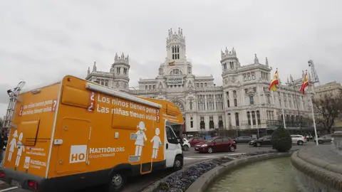 Vista de la autocaravana de la Asociación HazteOir.orgcon, a su llegada a la plaza de Cibeles, con un nuevo eslogan de la organización ultracatólica Vista de la autocaravana de la Asociación HazteOir.orgcon, a su llegada a la plaza de Cibeles, con un nuevo eslogan de la organización ultracatólica