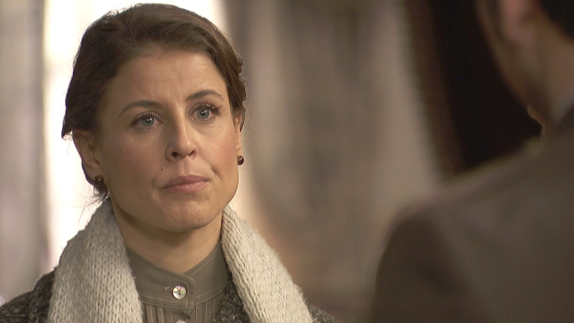 Adela se llena de valor y se enfrenta a Garrigues