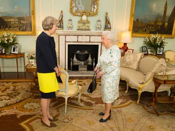 La reina Isabel II y Theresa May La reina Isabel II y Theresa May