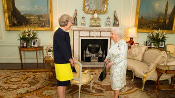 La reina Isabel II y Theresa May
