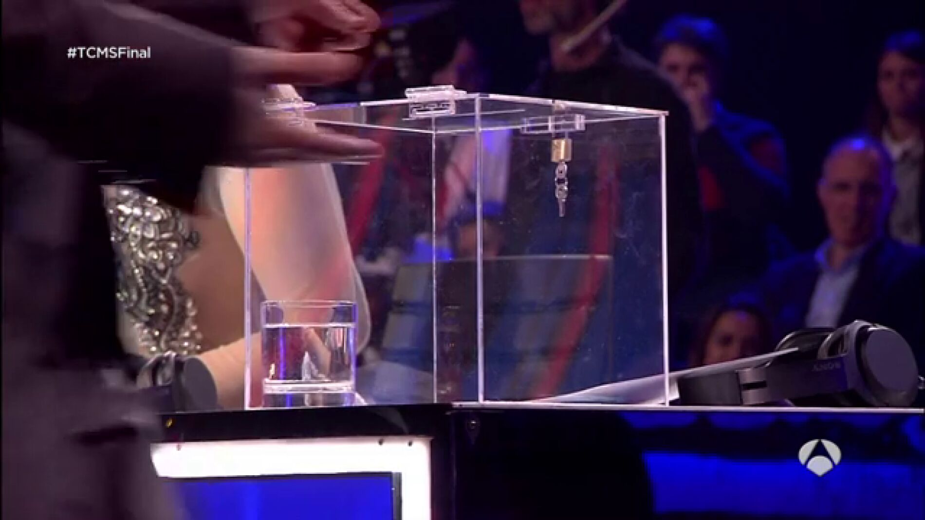 Frame 8.044444 de: El móvil de Àngel Llàcer confiscado hasta finalizar la gran final