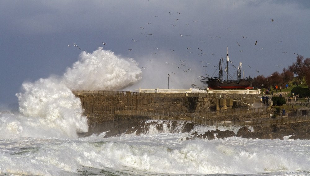 Viento, oleaje ponen en alerta a cinco comunidades