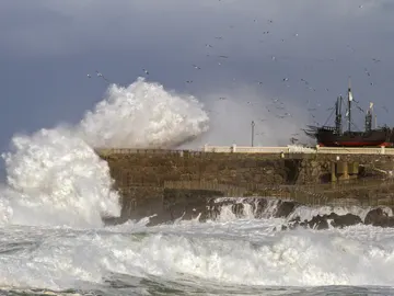 Viento, oleaje ponen en alerta a cinco comunidades Viento, oleaje ponen en alerta a cinco comunidades