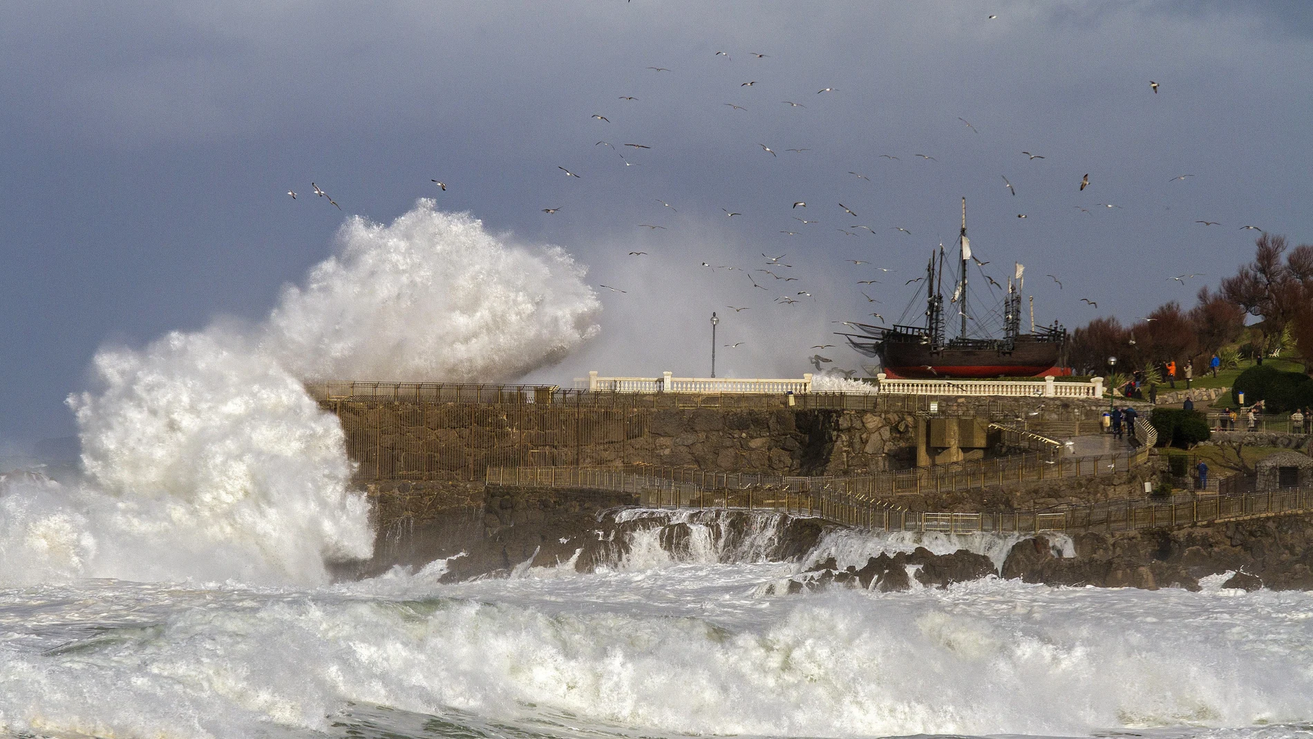 Viento, oleaje ponen en alerta a cinco comunidades Viento, oleaje ponen en alerta a cinco comunidades