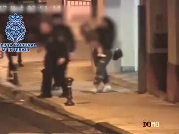 Frame 26.89775 de: La policía detiene a un hombre justo cuando agredía a una mujer con su niño en brazos Frame 26.89775 de: La policía detiene a un hombre justo cuando agredía a una mujer con su niño en brazos