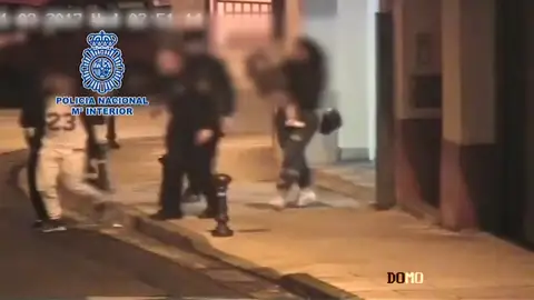 Frame 26.89775 de: La policía detiene a un hombre justo cuando agredía a una mujer con su niño en brazos Frame 26.89775 de: La policía detiene a un hombre justo cuando agredía a una mujer con su niño en brazos