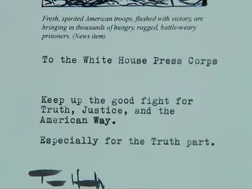 Frame 19.626666 de: Los periodistas de la Casa Blanca toman café en una taza de Tom Hanks con mensaje Frame 19.626666 de: Los periodistas de la Casa Blanca toman café en una taza de Tom Hanks con mensaje