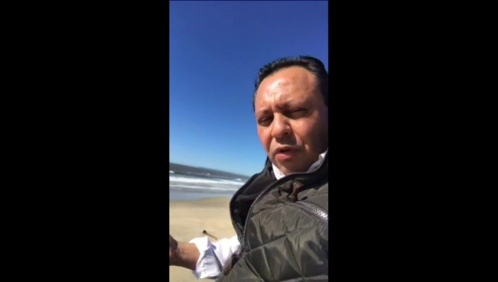 Frame 71.31388 de: Un diputado mexicano se sube al muro fronterizo entre Estados Unidos y México para demostrar su inutilidad