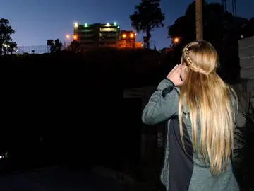 Lilian Tintori intenta comunicarse con su marido Leopoldo López Lilian Tintori intenta comunicarse con su marido Leopoldo López