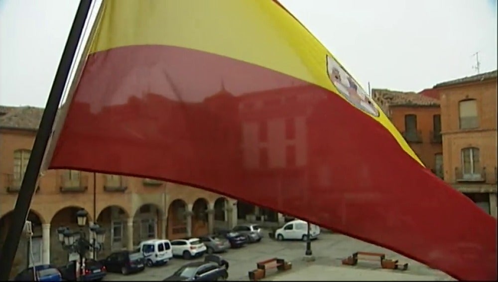 Frame 4.642709 de: El ayuntamiento de Benavente pone a la venta su bandera
