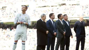 Kopa, junto a Owen, Figo, Ronaldo y Zidane en el homenaje a Cristiano Kopa, junto a Owen, Figo, Ronaldo y Zidane en el homenaje a Cristiano