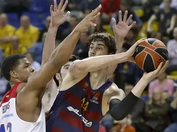 Tomic intenta pasar la bola frente a la presión de jugador del CSKA Tomic intenta pasar la bola frente a la presión de jugador del CSKA