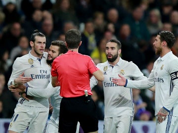 Los jugadores del Madrid protestan la roja de Bale a Fernández Borbalán Los jugadores del Madrid protestan la roja de Bale a Fernández Borbalán