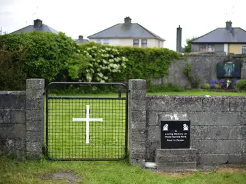 Entrada de una tumba masiva en el Mother and Baby Home en Tuam, Irlanda Entrada de una tumba masiva en el Mother and Baby Home en Tuam, Irlanda