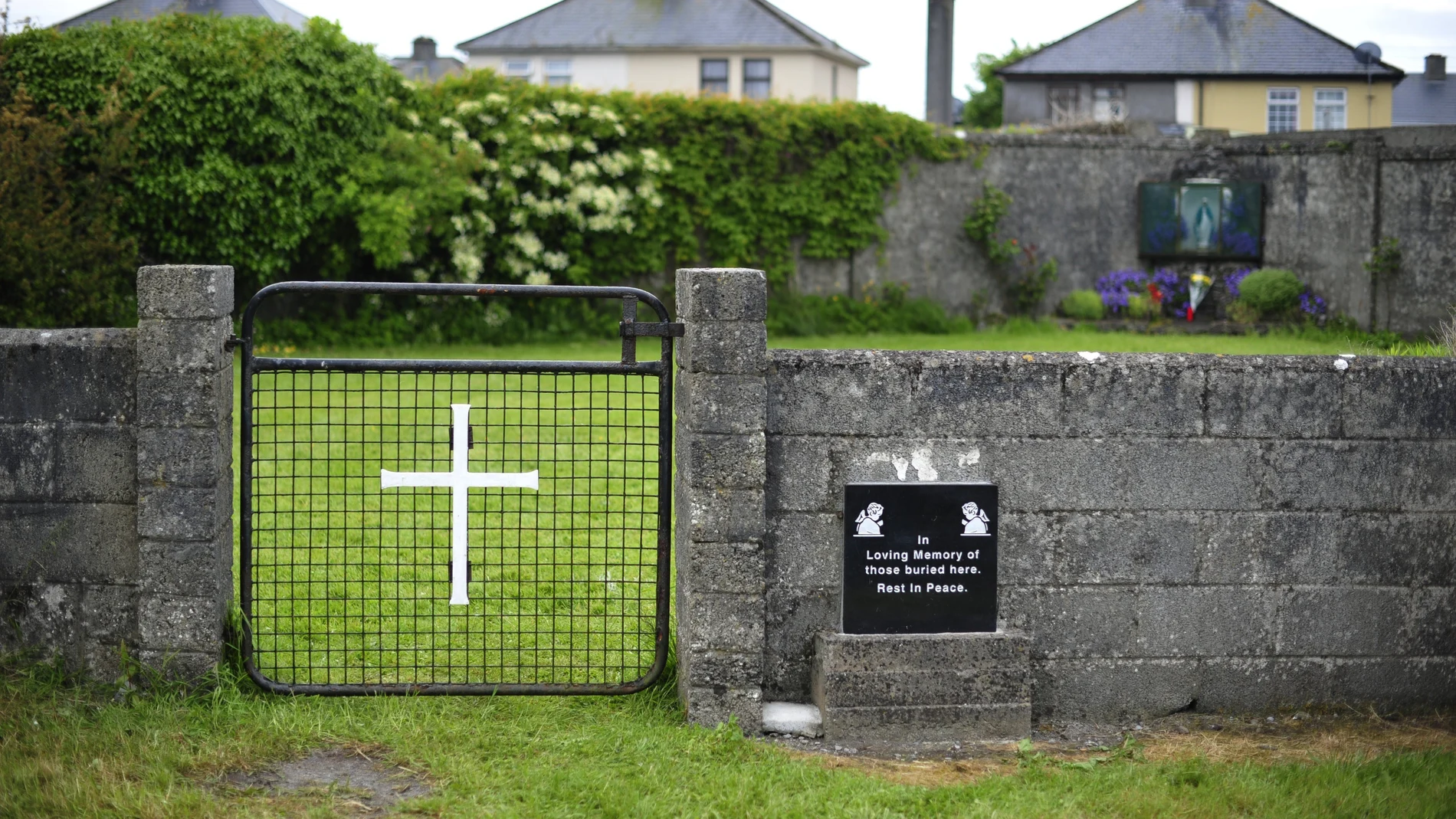 Entrada de una tumba masiva en el Mother and Baby Home en Tuam, Irlanda Entrada de una tumba masiva en el Mother and Baby Home en Tuam, Irlanda