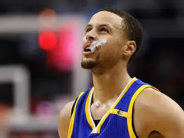Stephen Curry se lamenta tras perder un partido con los Warriors Stephen Curry se lamenta tras perder un partido con los Warriors