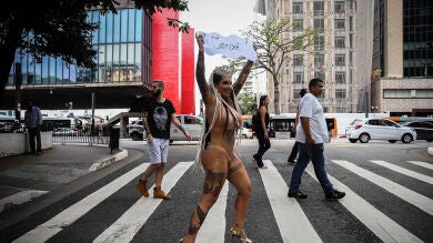 La ganadora en el Carnaval de Sao Paulo se pasea desnuda por el centro de la ciudad